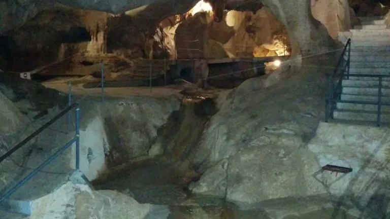 Interior de la Cueva del Tesoro en Rincón de la Victoria