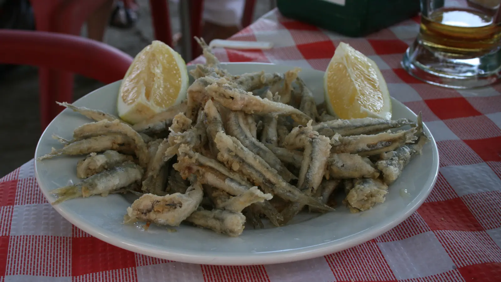 Plato de boquerones fritos con limón