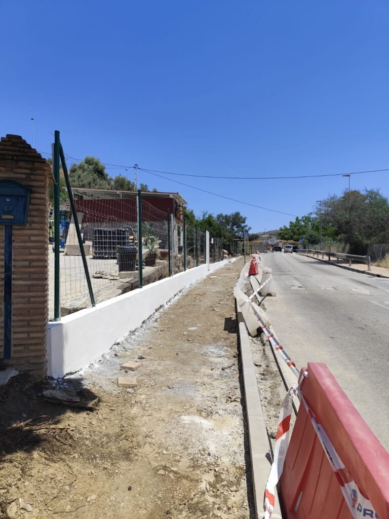 El Ayuntamiento amplía el acerado entre La Loma y Benagalbón para completar un itinerario peatonal accesible