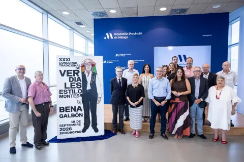 Presentación del XXXI Concurso Tradicional de Verdiales de Benagalbón junto al cartel de esta edición