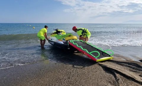 Efectivos del servicio municipal de salvamento y socorrismo en el litoral de Rincón de la Victoria